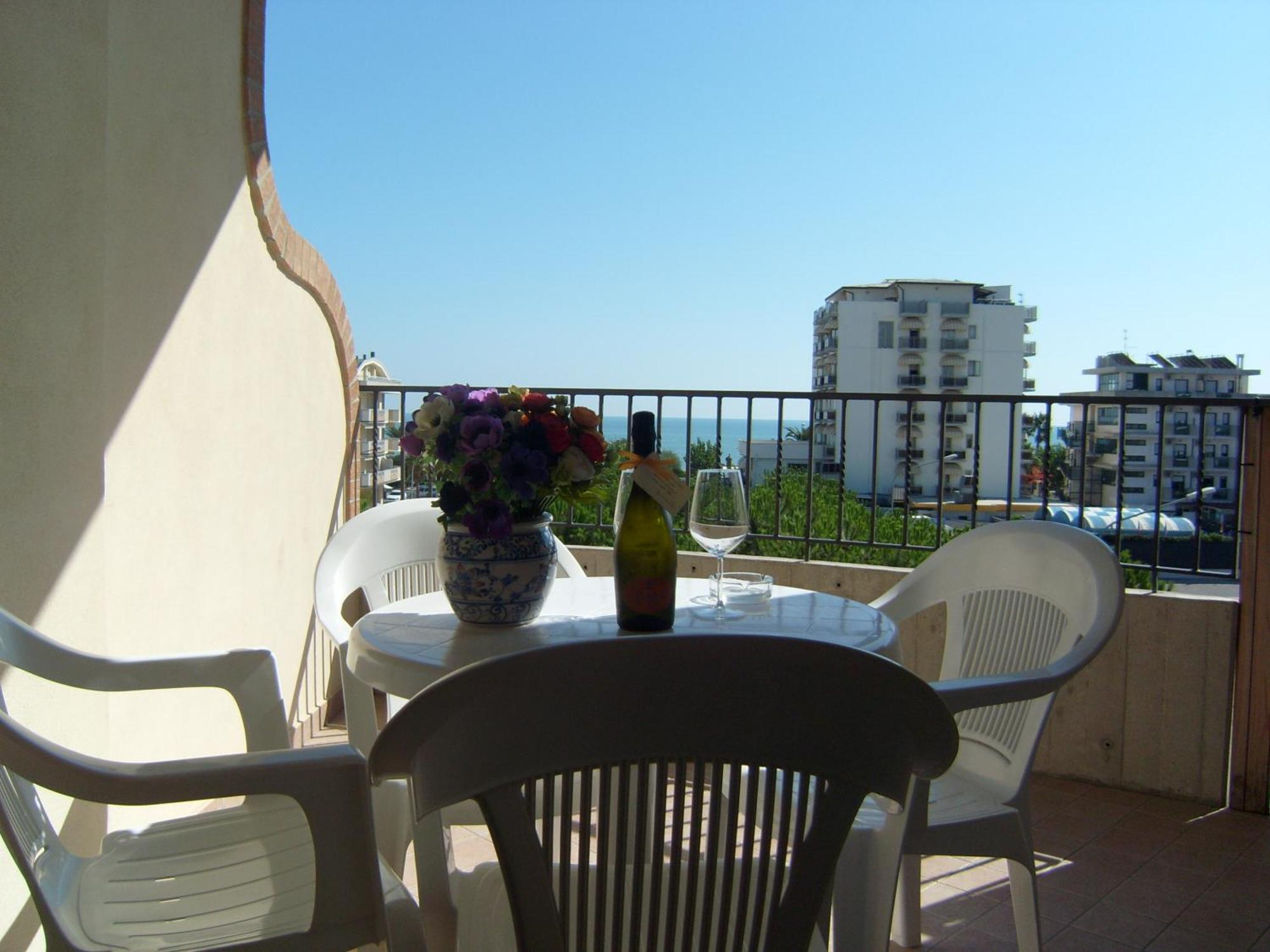 Residence Torre Del Mar Alba Adriatica Ruang foto