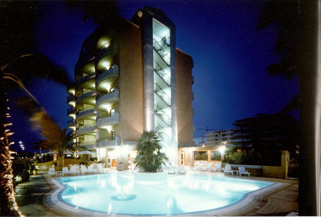 Residence Torre Del Mar Alba Adriatica Bagian luar foto