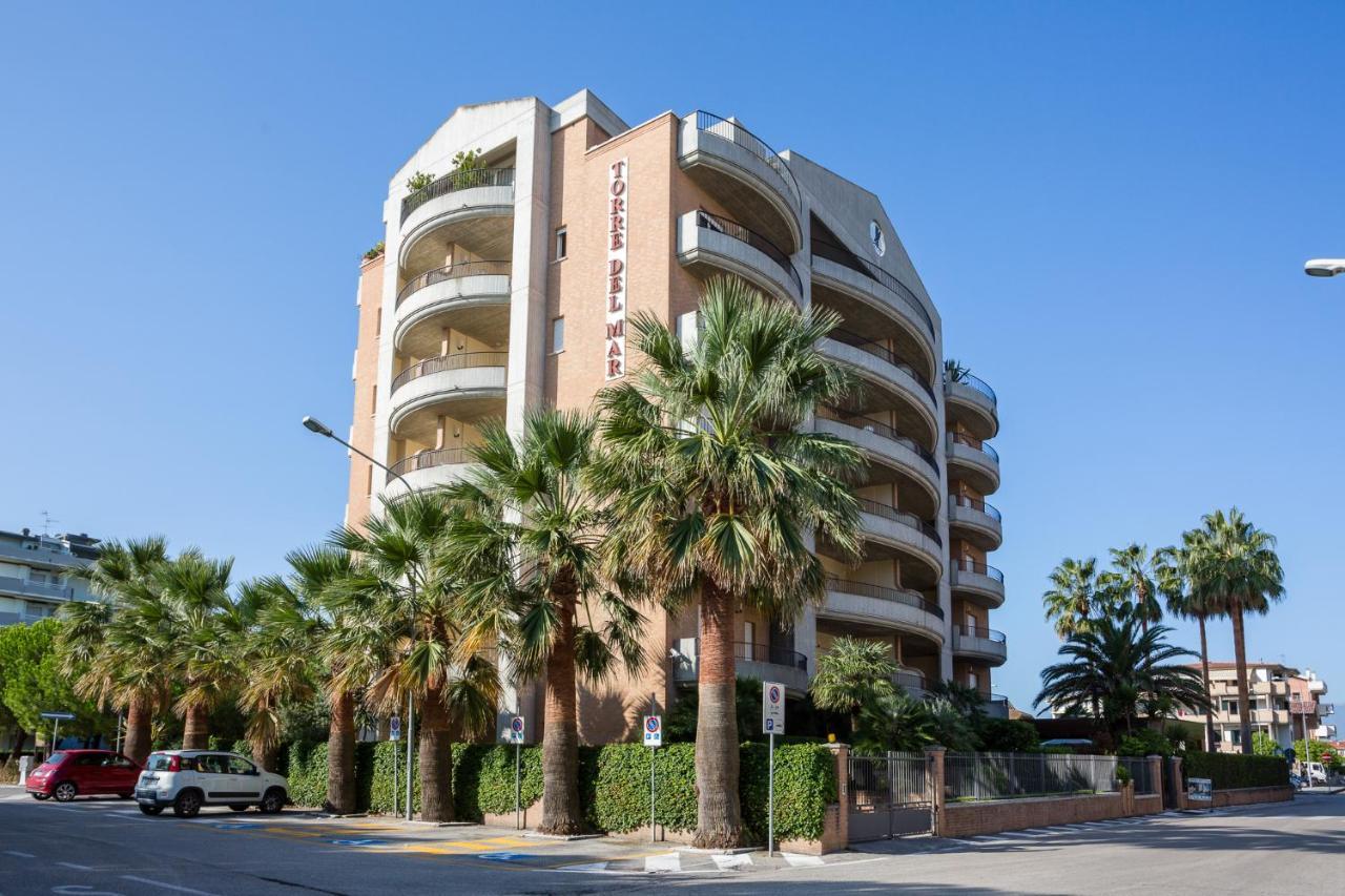 Residence Torre Del Mar Alba Adriatica Bagian luar foto