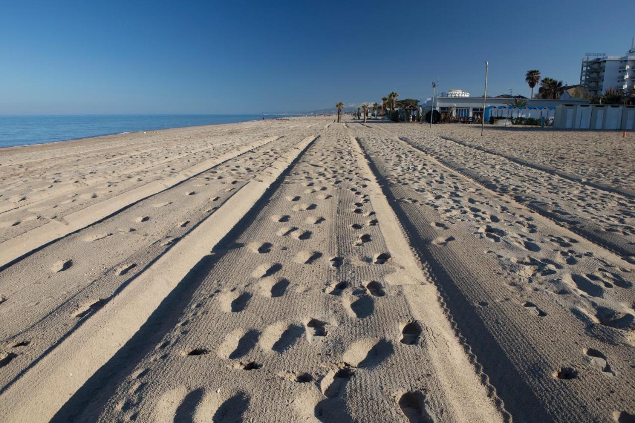 Residence Torre Del Mar Alba Adriatica Bagian luar foto